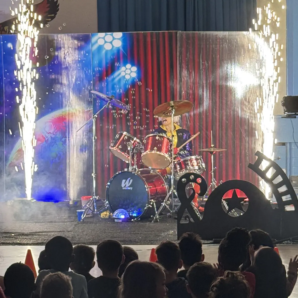 Moment fort de la pièce de théâtre Les mots-maux de Wasi par les productions Uppendo à l'école Pierre-d'Iberville
